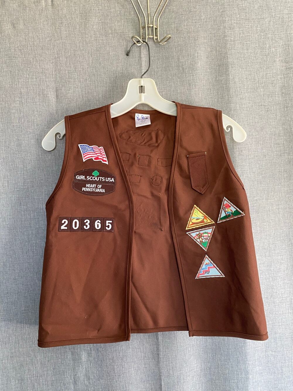 Girl Scouts USA Brownie Vest Size Medium 10-12 Heart of PA Patches Pins USA Made
